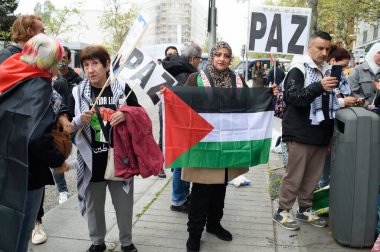 ABD 'nin 12 Nisan 2025' te Madrid 'deki ABD Büyükelçiliği önünde gerçekleştirilen Filistin halkının soykırımına karıştığını kınayan protestoya katılanlar