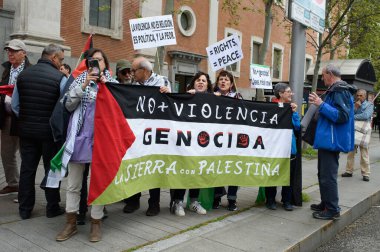 ABD 'nin 12 Nisan 2025' te Madrid 'deki ABD Büyükelçiliği önünde gerçekleştirilen Filistin halkının soykırımına karıştığını kınayan protestoya katılanlar