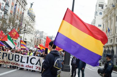 13 Nisan 2025 'te İspanya' nın Madrid kentinde yapılan yürüyüş, Kral VI. Felipe 'nin sonu ve cumhuriyetin kuruluşu sırasında halk protesto gösterileri düzenledi.