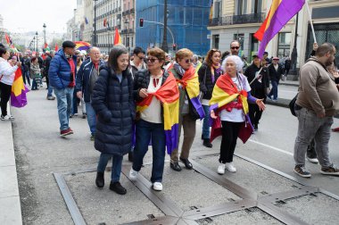 13 Nisan 2025 'te İspanya' nın Madrid kentinde yapılan yürüyüş, Kral VI. Felipe 'nin sonu ve cumhuriyetin kuruluşu sırasında halk protesto gösterileri düzenledi.