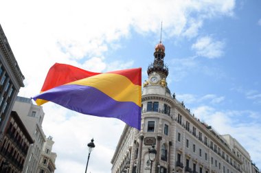 13 Nisan 2025 'te İspanya' nın Madrid kentinde yapılan yürüyüş, Kral VI. Felipe 'nin sonu ve cumhuriyetin kuruluşu sırasında halk protesto gösterileri düzenledi.