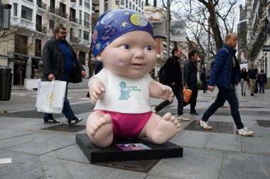 Oyuncak bebek manzarası. Juegaterapia Vakfı 'nın Los Baby Pelones bebekleri 10. yıldönümlerinde Madrid sokaklarına dökülüyor. 14 Nisan 2025. İspanya