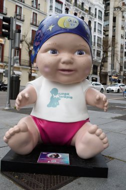 Oyuncak bebek manzarası. Juegaterapia Vakfı 'nın Los Baby Pelones bebekleri 10. yıldönümlerinde Madrid sokaklarına dökülüyor. 14 Nisan 2025. İspanya