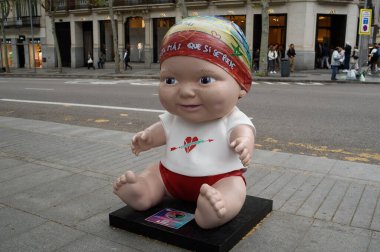 Oyuncak bebek manzarası. Juegaterapia Vakfı 'nın Los Baby Pelones bebekleri 10. yıldönümlerinde Madrid sokaklarına dökülüyor. 14 Nisan 2025. İspanya