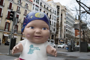Oyuncak bebek manzarası. Juegaterapia Vakfı 'nın Los Baby Pelones bebekleri 10. yıldönümlerinde Madrid sokaklarına dökülüyor. 14 Nisan 2025. İspanya