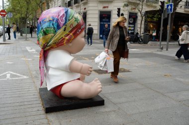 Oyuncak bebek manzarası. Juegaterapia Vakfı 'nın Los Baby Pelones bebekleri 10. yıldönümlerinde Madrid sokaklarına dökülüyor. 14 Nisan 2025. İspanya