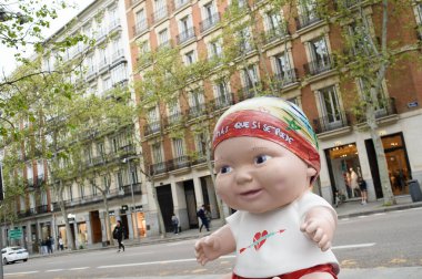 Oyuncak bebek manzarası. Juegaterapia Vakfı 'nın Los Baby Pelones bebekleri 10. yıldönümlerinde Madrid sokaklarına dökülüyor. 14 Nisan 2025. İspanya