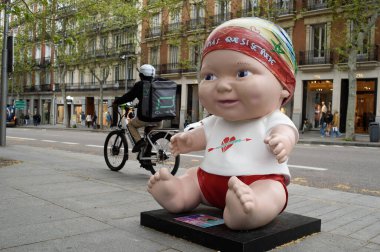 Oyuncak bebek manzarası. Juegaterapia Vakfı 'nın Los Baby Pelones bebekleri 10. yıldönümlerinde Madrid sokaklarına dökülüyor. 14 Nisan 2025. İspanya