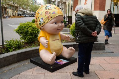 Oyuncak bebek manzarası. Juegaterapia Vakfı 'nın Los Baby Pelones bebekleri 10. yıldönümlerinde Madrid sokaklarına dökülüyor. 14 Nisan 2025. İspanya