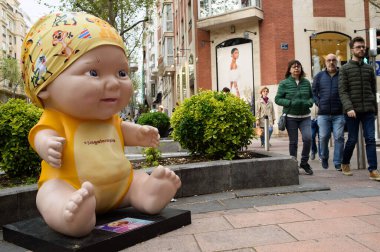 Oyuncak bebek manzarası. Juegaterapia Vakfı 'nın Los Baby Pelones bebekleri 10. yıldönümlerinde Madrid sokaklarına dökülüyor. 14 Nisan 2025. İspanya