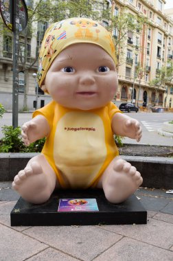 Oyuncak bebek manzarası. Juegaterapia Vakfı 'nın Los Baby Pelones bebekleri 10. yıldönümlerinde Madrid sokaklarına dökülüyor. 14 Nisan 2025. İspanya