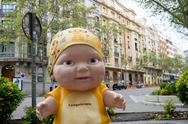 Oyuncak bebek manzarası. Juegaterapia Vakfı 'nın Los Baby Pelones bebekleri 10. yıldönümlerinde Madrid sokaklarına dökülüyor. 14 Nisan 2025. İspanya
