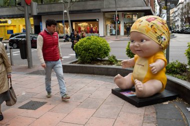 Oyuncak bebek manzarası. Juegaterapia Vakfı 'nın Los Baby Pelones bebekleri 10. yıldönümlerinde Madrid sokaklarına dökülüyor. 14 Nisan 2025. İspanya