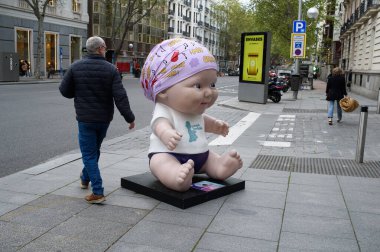 Oyuncak bebek manzarası. Juegaterapia Vakfı 'nın Los Baby Pelones bebekleri 10. yıldönümlerinde Madrid sokaklarına dökülüyor. 14 Nisan 2025. İspanya