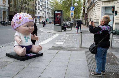 Oyuncak bebek manzarası. Juegaterapia Vakfı 'nın Los Baby Pelones bebekleri 10. yıldönümlerinde Madrid sokaklarına dökülüyor. 14 Nisan 2025. İspanya