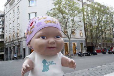 Oyuncak bebek manzarası. Juegaterapia Vakfı 'nın Los Baby Pelones bebekleri 10. yıldönümlerinde Madrid sokaklarına dökülüyor. 14 Nisan 2025. İspanya