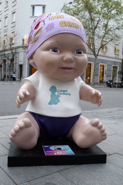 Oyuncak bebek manzarası. Juegaterapia Vakfı 'nın Los Baby Pelones bebekleri 10. yıldönümlerinde Madrid sokaklarına dökülüyor. 14 Nisan 2025. İspanya