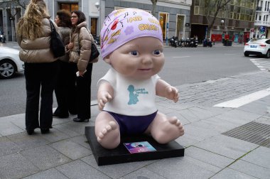 Oyuncak bebek manzarası. Juegaterapia Vakfı 'nın Los Baby Pelones bebekleri 10. yıldönümlerinde Madrid sokaklarına dökülüyor. 14 Nisan 2025. İspanya