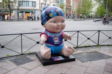 Oyuncak bebek manzarası. Juegaterapia Vakfı 'nın Los Baby Pelones bebekleri 10. yıldönümlerinde Madrid sokaklarına dökülüyor. 14 Nisan 2025. İspanya