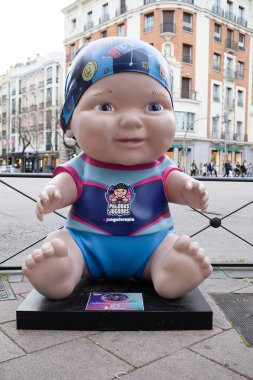Oyuncak bebek manzarası. Juegaterapia Vakfı 'nın Los Baby Pelones bebekleri 10. yıldönümlerinde Madrid sokaklarına dökülüyor. 14 Nisan 2025. İspanya