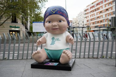 Oyuncak bebek manzarası. Juegaterapia Vakfı 'nın Los Baby Pelones bebekleri 10. yıldönümlerinde Madrid sokaklarına dökülüyor. 14 Nisan 2025. İspanya