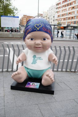 Oyuncak bebek manzarası. Juegaterapia Vakfı 'nın Los Baby Pelones bebekleri 10. yıldönümlerinde Madrid sokaklarına dökülüyor. 14 Nisan 2025. İspanya