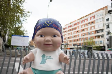 Oyuncak bebek manzarası. Juegaterapia Vakfı 'nın Los Baby Pelones bebekleri 10. yıldönümlerinde Madrid sokaklarına dökülüyor. 14 Nisan 2025. İspanya