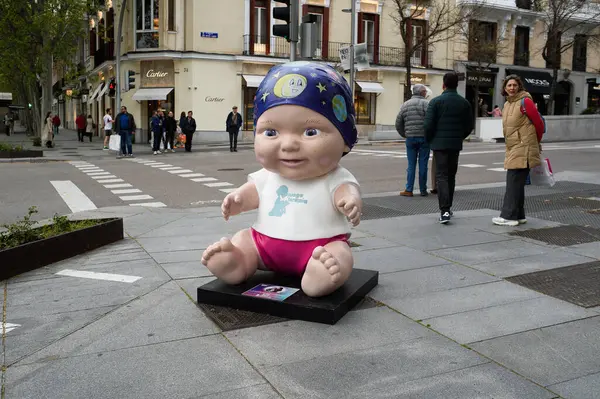 Oyuncak bebek manzarası. Juegaterapia Vakfı 'nın Los Baby Pelones bebekleri 10. yıldönümlerinde Madrid sokaklarına dökülüyor. 14 Nisan 2025. İspanya