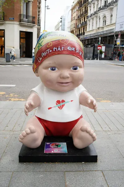 Oyuncak bebek manzarası. Juegaterapia Vakfı 'nın Los Baby Pelones bebekleri 10. yıldönümlerinde Madrid sokaklarına dökülüyor. 14 Nisan 2025. İspanya