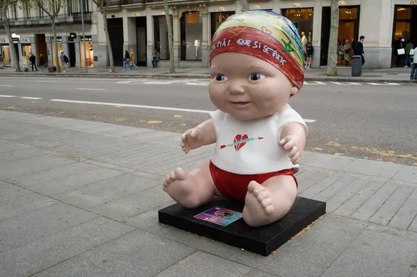 Oyuncak bebek manzarası. Juegaterapia Vakfı 'nın Los Baby Pelones bebekleri 10. yıldönümlerinde Madrid sokaklarına dökülüyor. 14 Nisan 2025. İspanya