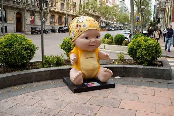 Oyuncak bebek manzarası. Juegaterapia Vakfı 'nın Los Baby Pelones bebekleri 10. yıldönümlerinde Madrid sokaklarına dökülüyor. 14 Nisan 2025. İspanya