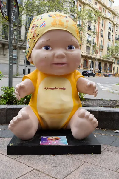 Oyuncak bebek manzarası. Juegaterapia Vakfı 'nın Los Baby Pelones bebekleri 10. yıldönümlerinde Madrid sokaklarına dökülüyor. 14 Nisan 2025. İspanya