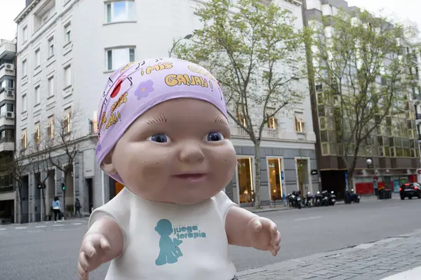 Oyuncak bebek manzarası. Juegaterapia Vakfı 'nın Los Baby Pelones bebekleri 10. yıldönümlerinde Madrid sokaklarına dökülüyor. 14 Nisan 2025. İspanya