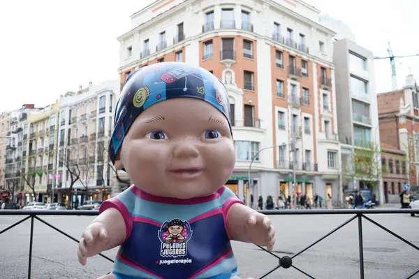 Oyuncak bebek manzarası. Juegaterapia Vakfı 'nın Los Baby Pelones bebekleri 10. yıldönümlerinde Madrid sokaklarına dökülüyor. 14 Nisan 2025. İspanya