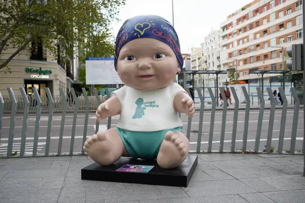 Oyuncak bebek manzarası. Juegaterapia Vakfı 'nın Los Baby Pelones bebekleri 10. yıldönümlerinde Madrid sokaklarına dökülüyor. 14 Nisan 2025. İspanya