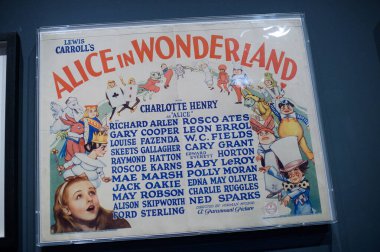 Alice 'in Dünyaları sergisinin ön gösterimi. Madrid 'deki Caixa Forum' da 16 Nisan 2025, İspanya