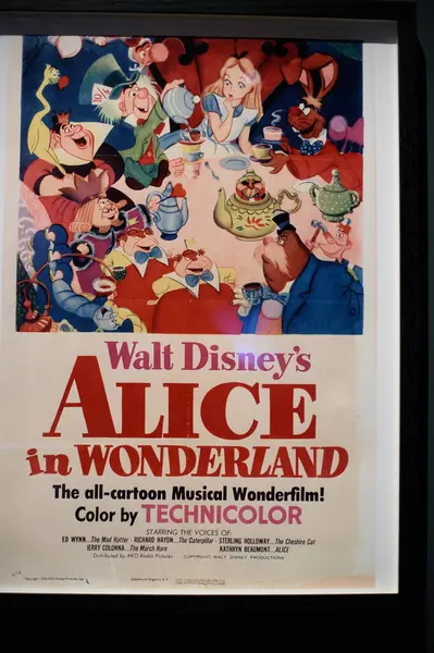 Alice 'in Dünyaları sergisinin ön gösterimi. Madrid 'deki Caixa Forum' da 16 Nisan 2025, İspanya