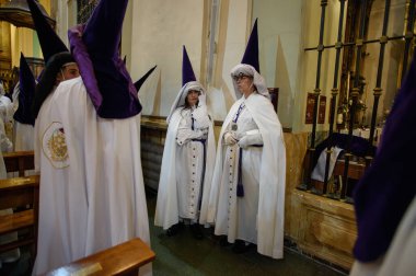 16 Nisan 2025 'te Madrid, İspanya' da, Carmen Kilisesi 'ndeki Los Gitanos alayından önce.