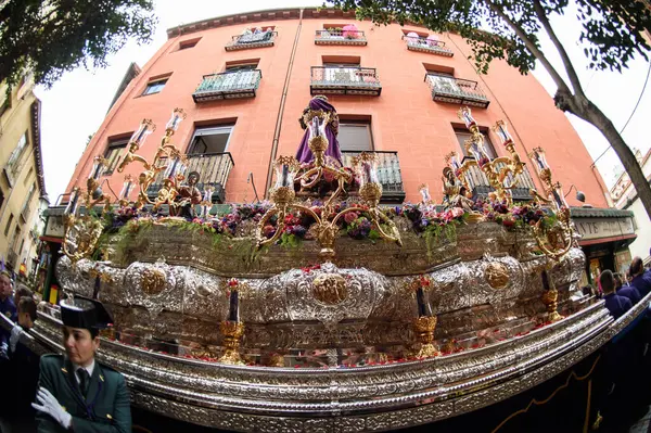 17 Nisan 2025 'te Madrid sokaklarında Nazareth' li babamız İsa 'nın geçit töreni sırasında Madrid, İspanya' da.