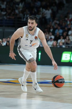 EuroLeague sırasında Real Madrid 'den Facu Campazzo, Real Madrid ile Bayern Münih arasında 18 Nisan 2025 tarihinde Madrid' de oynanan basketbol maçında