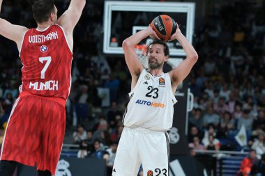 EuroLeague sırasında Real Madrid 'den Sergio Llull, 18 Nisan 2025 tarihinde Madrid' de Real Madrid ile Bayern Münih arasında oynanan basketbol maçında