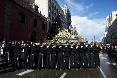 19 Nisan 2025 'te Madrid, İspanya' da, Carmen Kilisesi 'nde La Soledad' ın geçit töreninden önce insanlar....