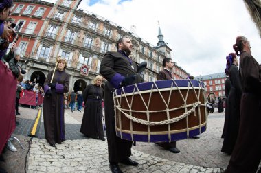16 Nisan 2025 'te Madrid, İspanya' da bulunan Plaza Belediye Başkanı Madrid 'deki Tamborrada geçit töreninden önce insanlar.