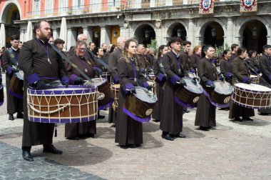 16 Nisan 2025 'te Madrid, İspanya' da bulunan Plaza Belediye Başkanı Madrid 'deki Tamborrada geçit töreninden önce insanlar.