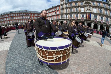 16 Nisan 2025 'te Madrid, İspanya' da bulunan Plaza Belediye Başkanı Madrid 'deki Tamborrada geçit töreninden önce insanlar.