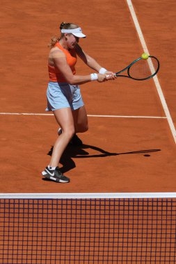 Marie Bouzkova, 23 Nisan 2025 tarihinde İspanya 'nın Madrid kentinde La Caja Magica' da Mutua Madrid Açık 'a karşı eylem halinde.