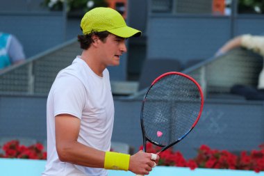 Brezilyalı Joao Fonseca, 23 Nisan 2025 tarihinde İspanya 'nın Madrid kentinde La Caja Magica' da Mutua Madrid Açık 'a karşı eylem halinde.