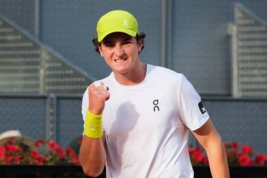 Brezilyalı Joao Fonseca, 23 Nisan 2025 tarihinde İspanya 'nın Madrid kentinde La Caja Magica' da Mutua Madrid Açık 'a karşı eylem halinde.