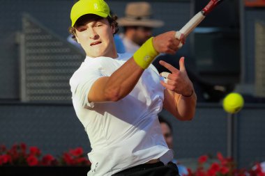 Brezilyalı Joao Fonseca, 23 Nisan 2025 tarihinde İspanya 'nın Madrid kentinde La Caja Magica' da Mutua Madrid Açık 'a karşı eylem halinde.