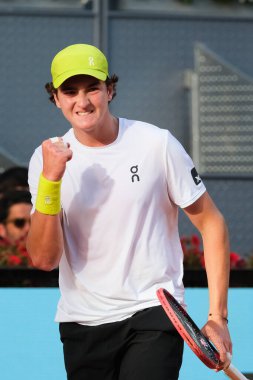 Brezilyalı Joao Fonseca, 23 Nisan 2025 tarihinde İspanya 'nın Madrid kentinde La Caja Magica' da Mutua Madrid Açık 'a karşı eylem halinde.